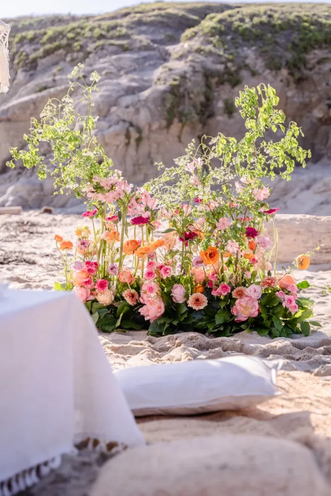 fleurs elopement coloré à la plage