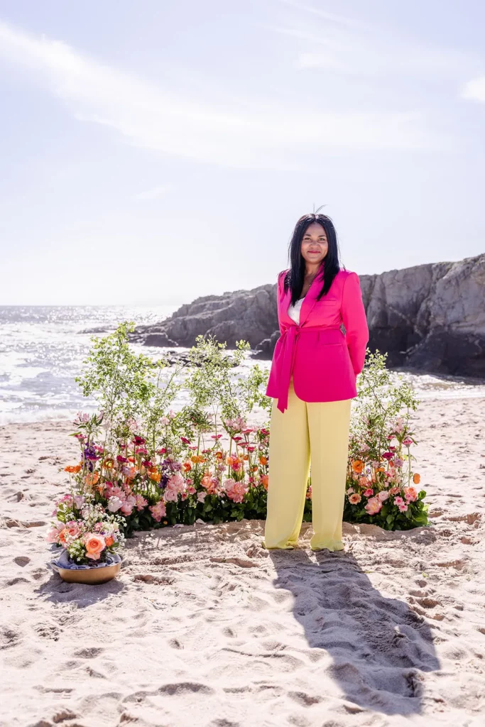 Cérémonie laïque elopement coloré à la plage