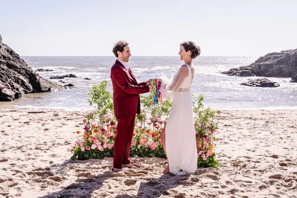 séance couple elopement coloré à la plage