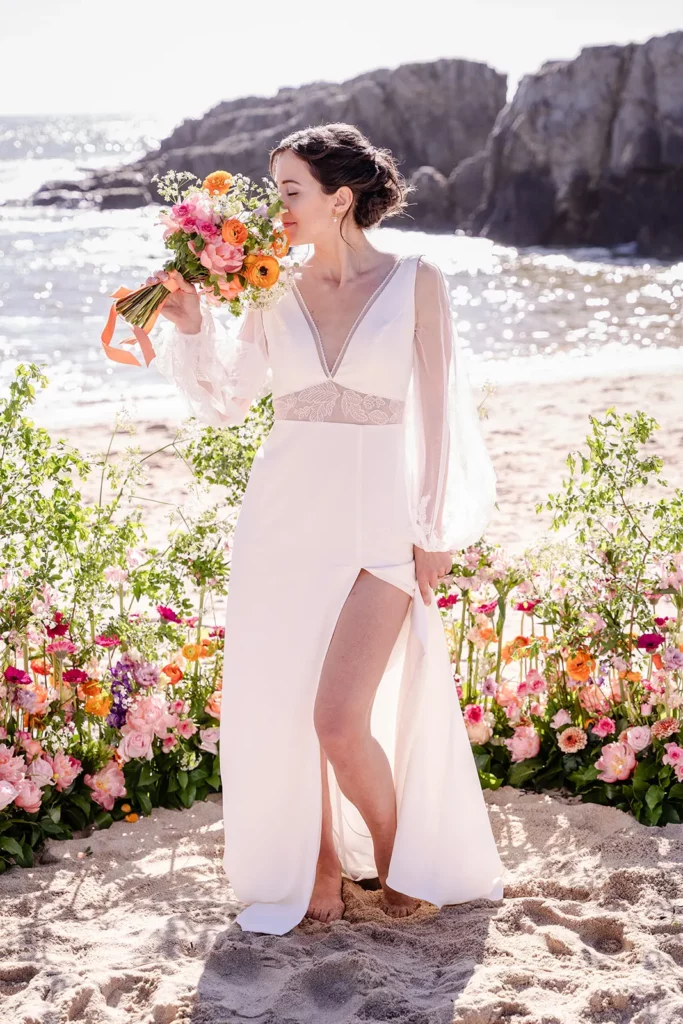 marié lors d'un elopement coloré à la plage