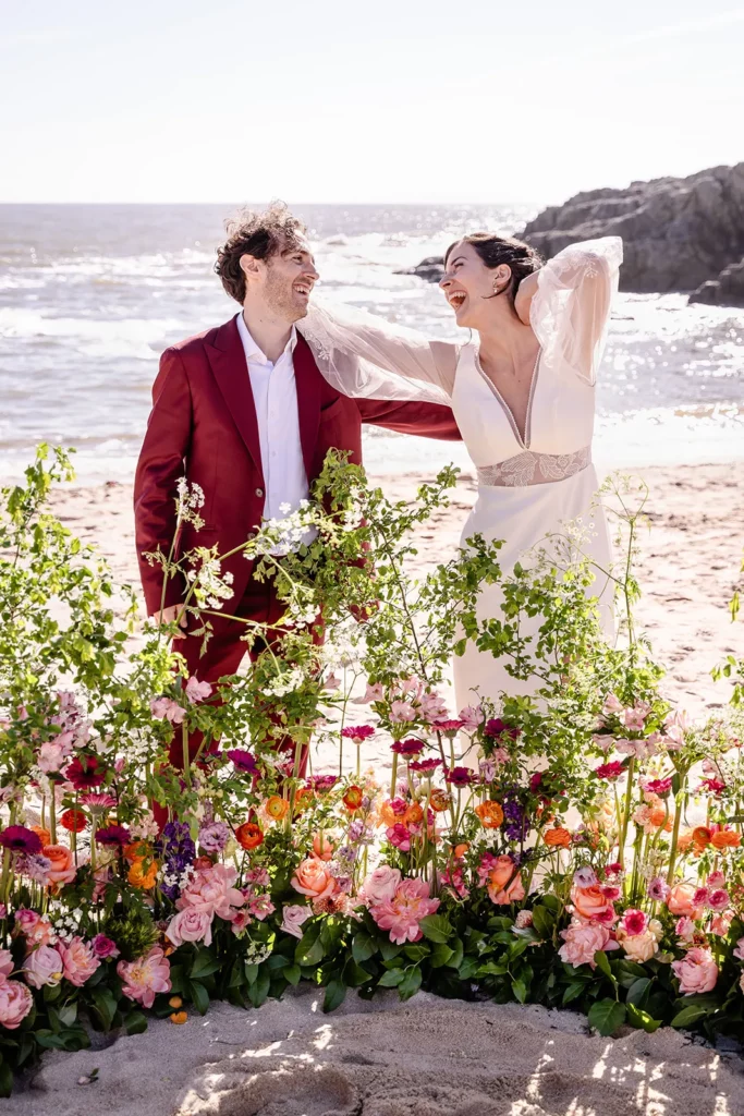 couple cérémonie laïque elopement coloré à la plage
