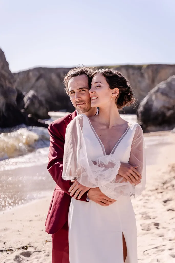 séance couple elopement coloré à la plage