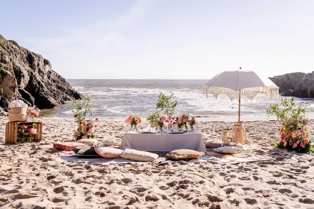 Table d'honneur elopement coloré à la plage