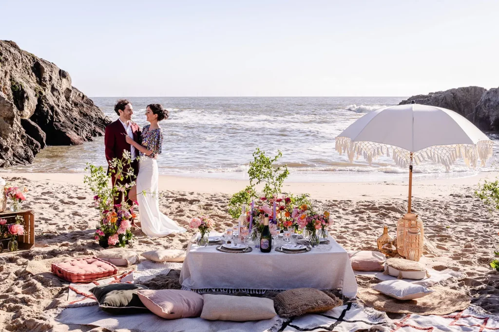 shooting elopement coloré à la plage- Artemesiaphotographie