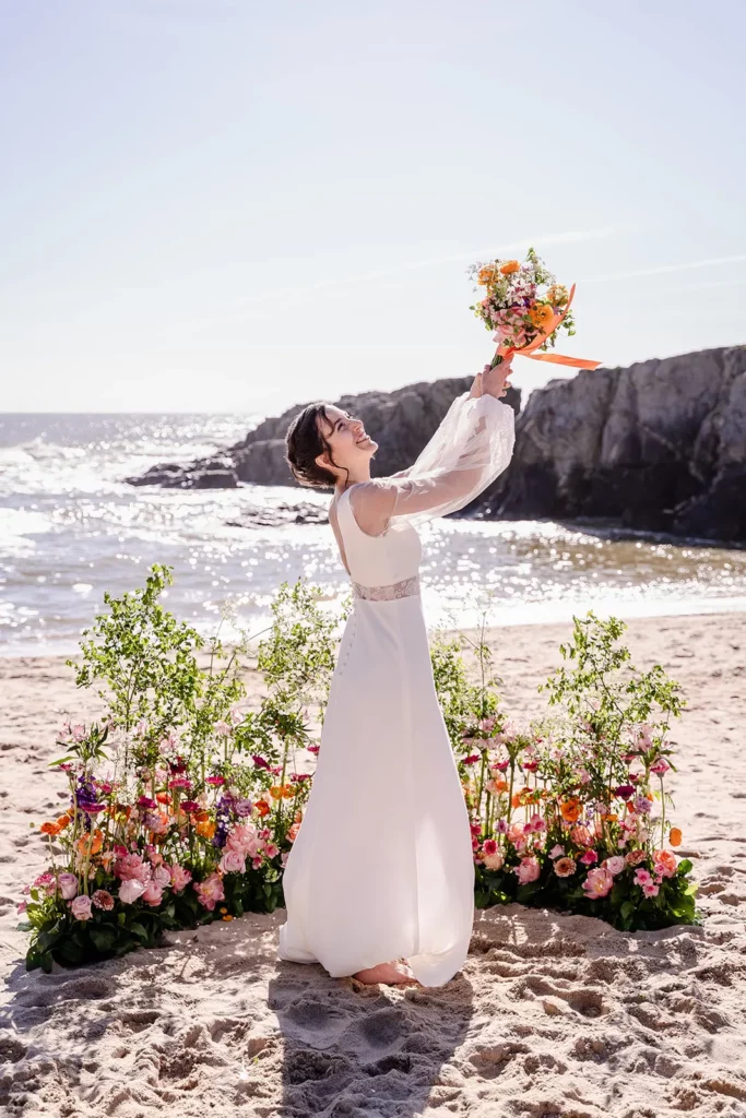 shooting elopement  coloré à la plage- Artemesiaphotographie 