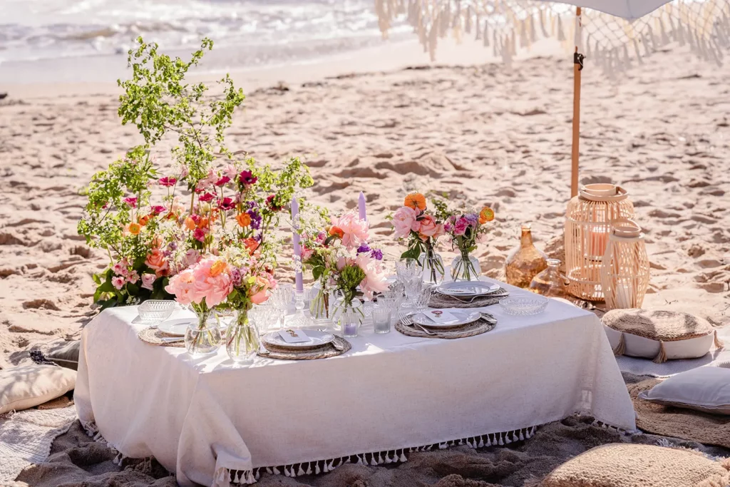 table d'honneur elopement coloré à la plage