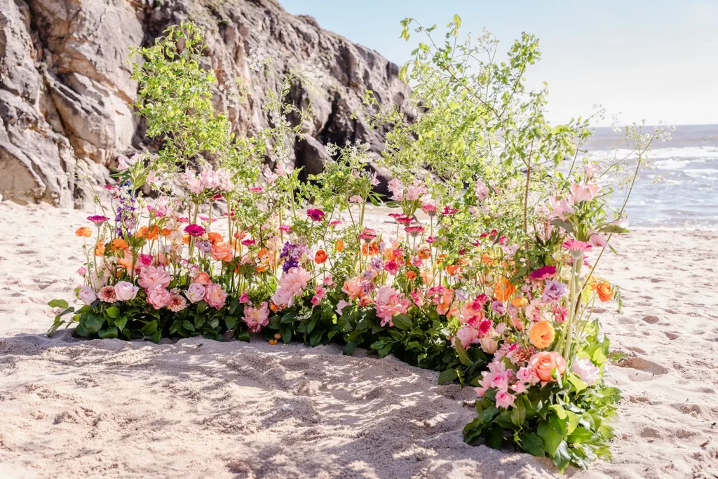 shooting elopement coloré à la plage- artemesiaphotographie